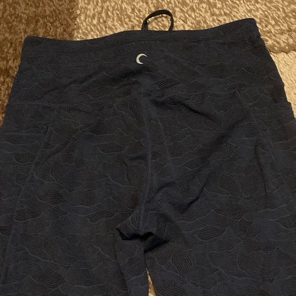 ZYIA Gray and Black High-Waisted Leggings with Stretch Fabric - Picture 9 of 13